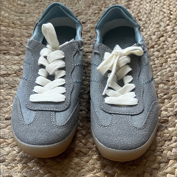 Casual Gray Women's Sneakers with White Laces - Picture 1 of 5